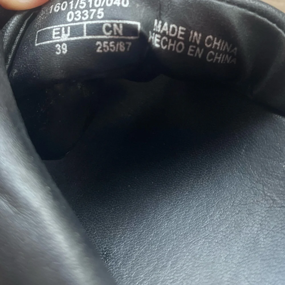 Zara slides - Picture 2 of 6